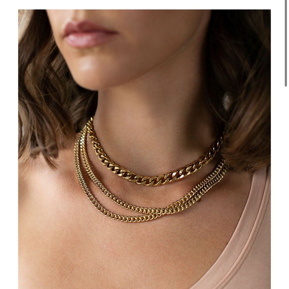 Electric picks Leo Choker